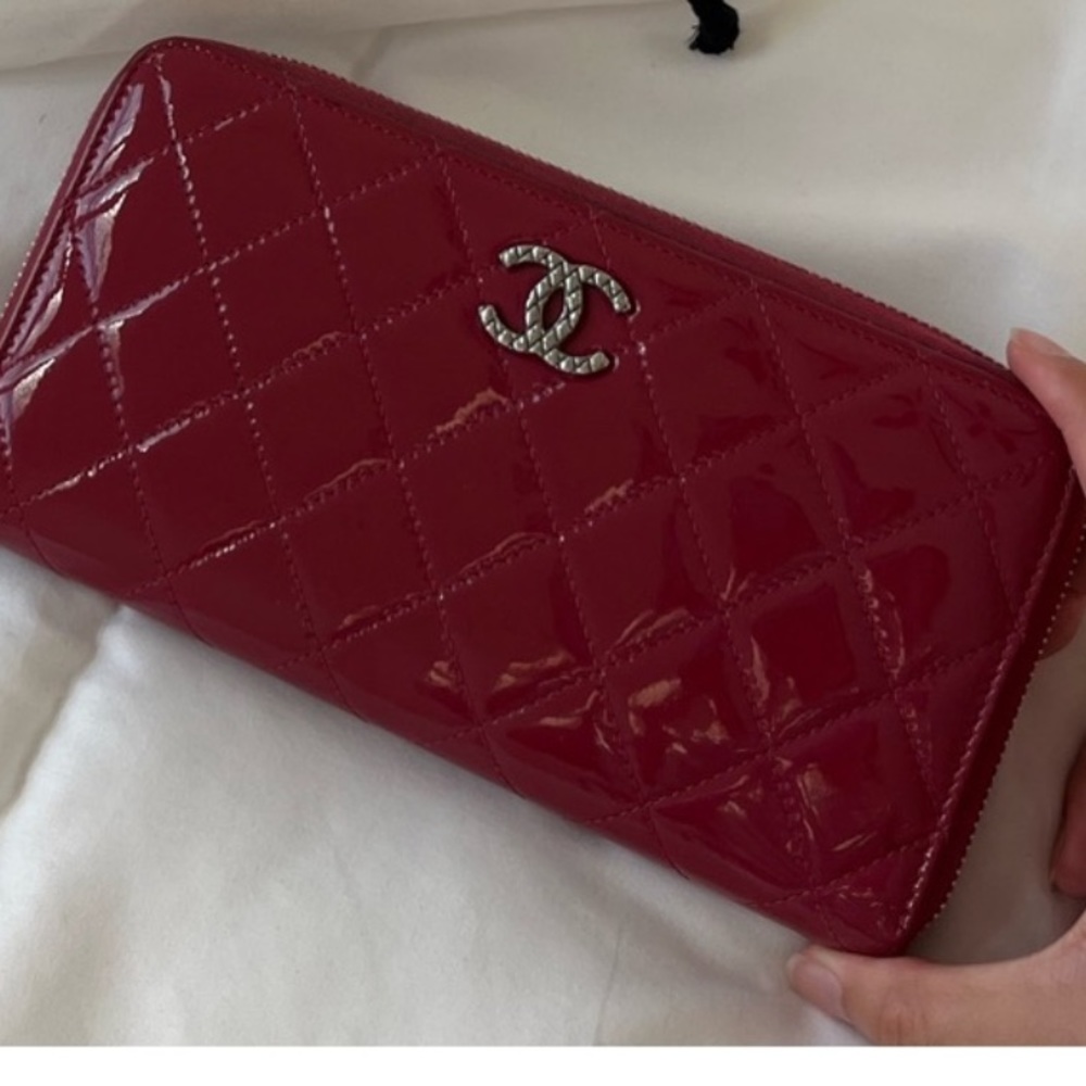 Authentic Chanel zippy wallet
